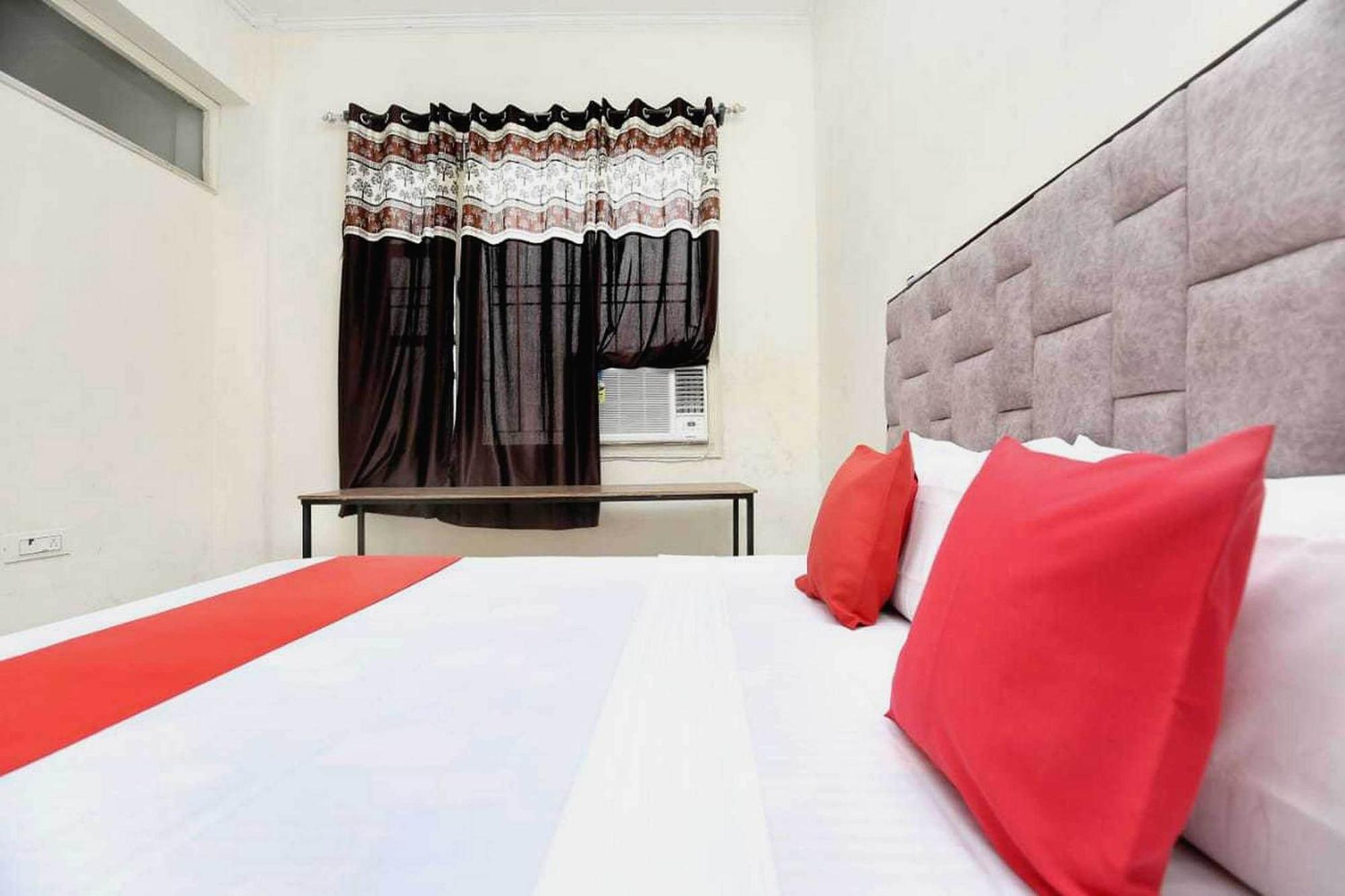 Oyo 91941 Hotel Golden Crown Sirhind Eksteriør bilde